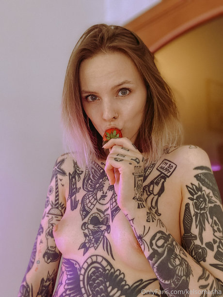 Tattooed Russian jolie actrice img