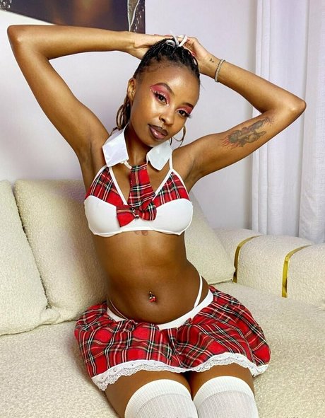 zoya akilova star du porno nue photos