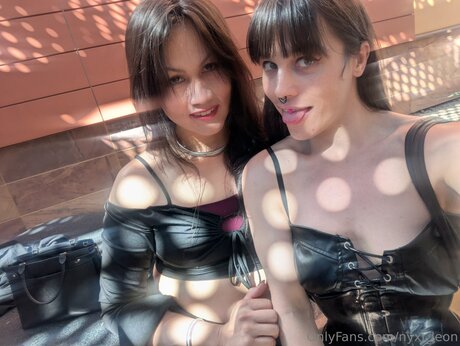 Nyxi Leon star du porno de haute qualité photos