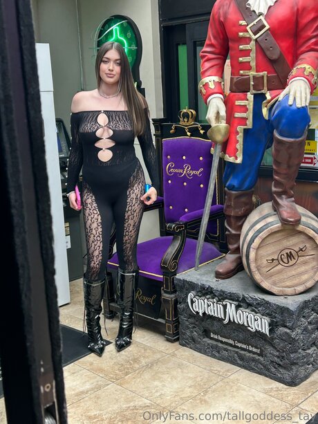 Tallgoddess Tay actrice exclusive galeries