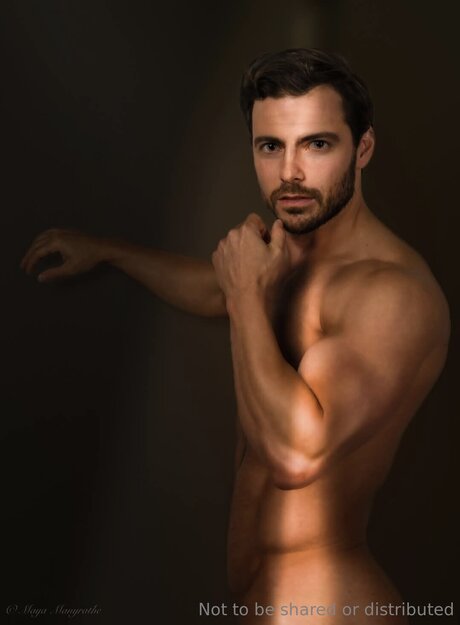 U391344714 modèles nus des photos