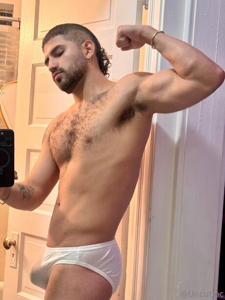 Uncutloc modèle érotique des photos