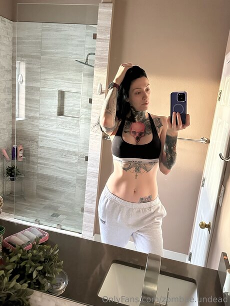 Zombae Undead nus star du porno photos