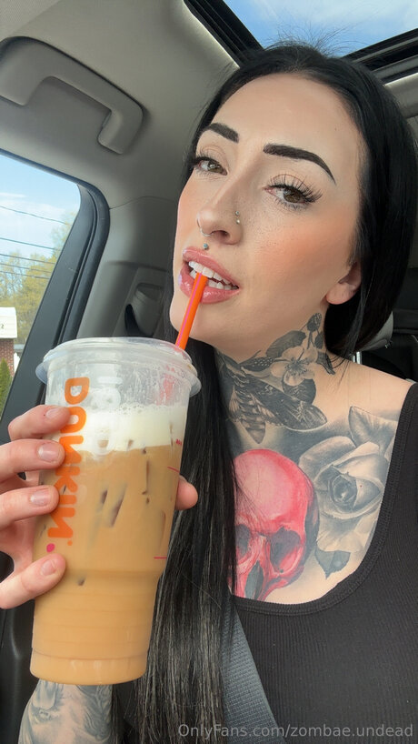 Zombae Undead star du porno adulte photo