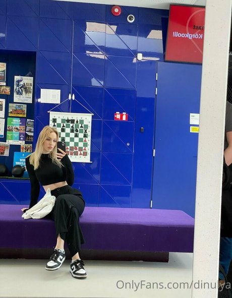 Dinulya star du porno érotique photo