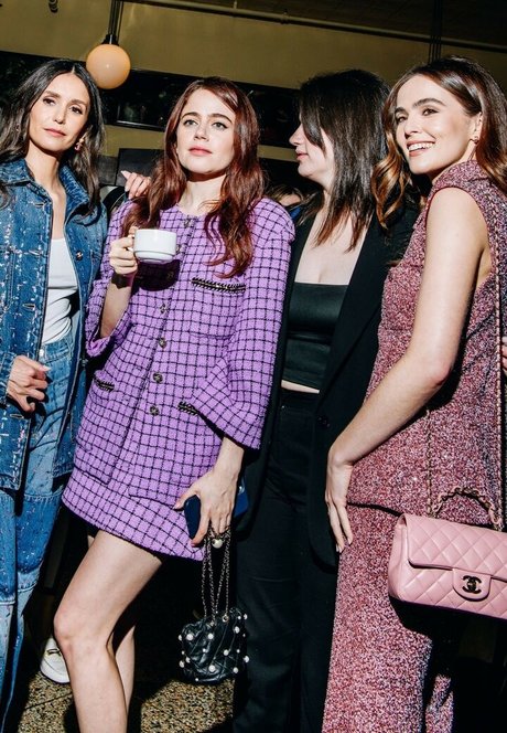 Zoey Deutch art étoile galeries