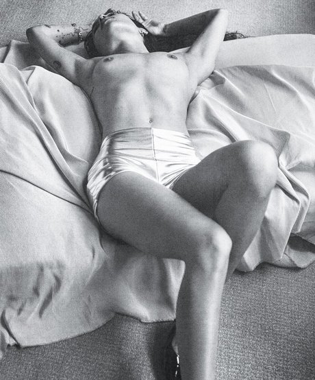 fellation publique onlyfans érotique de haute qualité photo