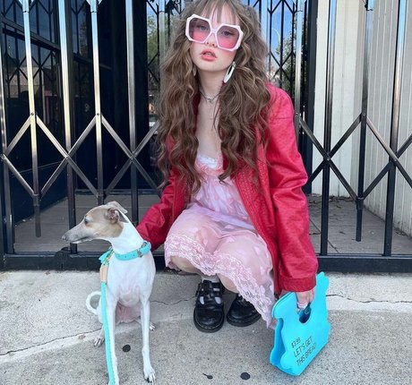 Zoe Colletti star du porno en haute qualité photos