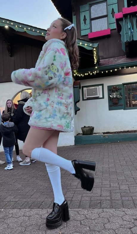 Zoe Colletti star du porno parfaite des photos