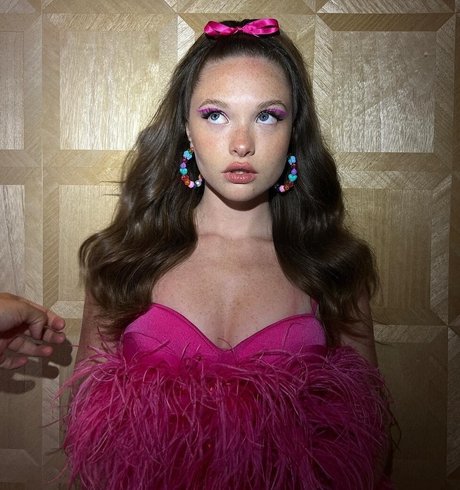 Zoe Colletti mannequin photo