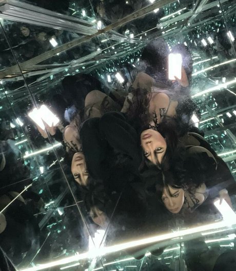 _estherng actrice nue galeries