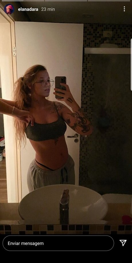 fille courbée dà côté onlyfans chaud en haute qualité photos