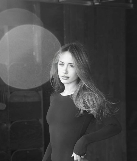 Angela Halili belle étoile images