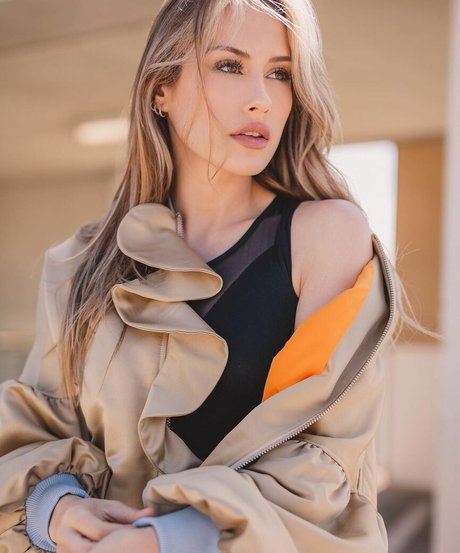 Angela Halili modèle exclusif galerie