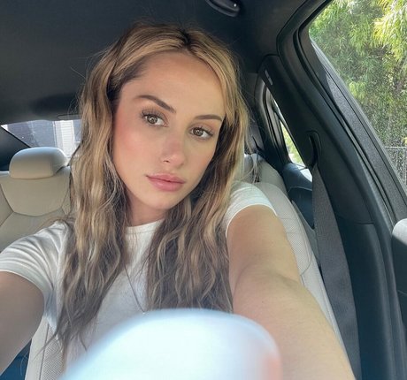 Angela Halili étoile nue galerie