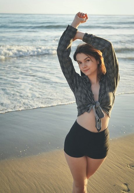 Mina Kess modèle adulte image