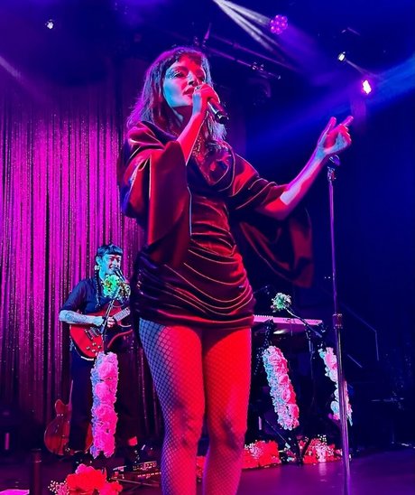 blonde aux gros seins onlyfans art images