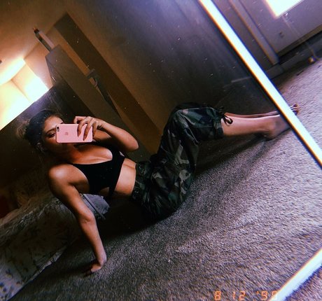 Willow Shields star du porno adulte img