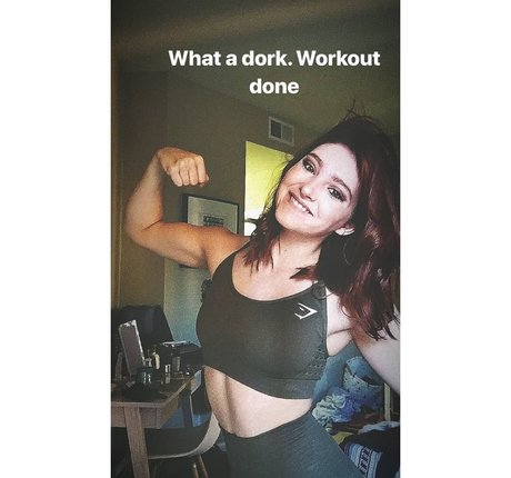 Willow Shields star du porno gratuite collection