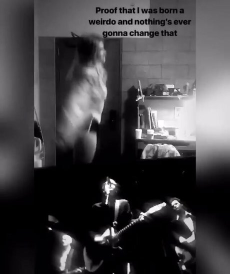 Willow Shields nus étoiles des photos