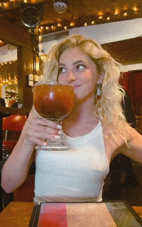 Willow Shields star du porno adulte photos