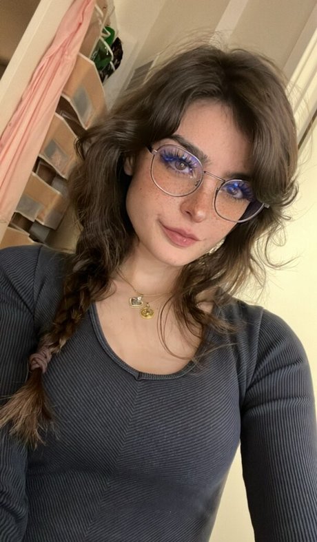 Aruuu modèle chaud image