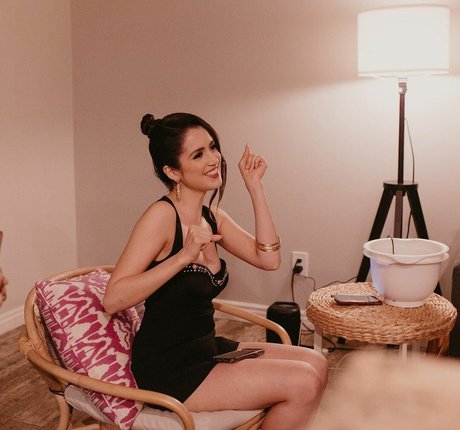 Laura Marano modèle gratuit des photos