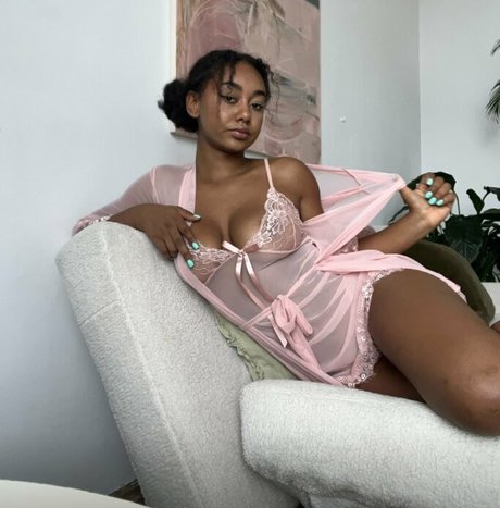 Elizabeth Anorue star du porno exclusive galeries