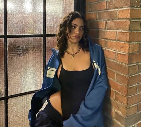 Luna Blaise jolie star du porno img