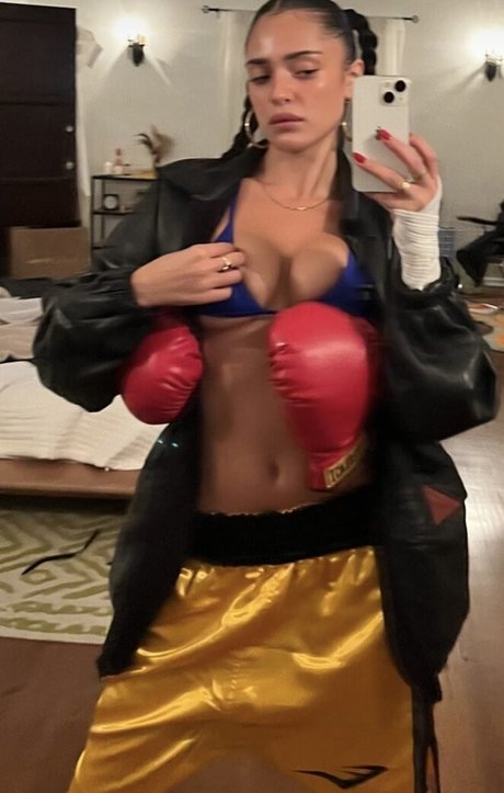 Luna Blaise modèle chaud img