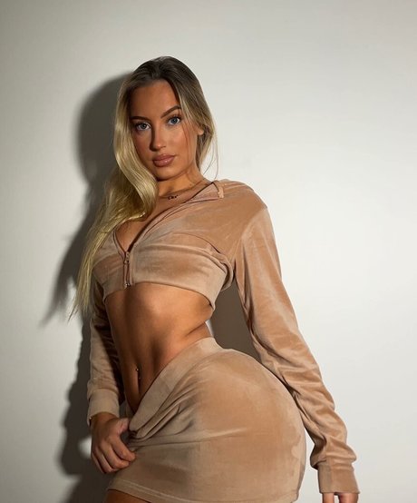 chaton courbé onlyfans art supérieur img