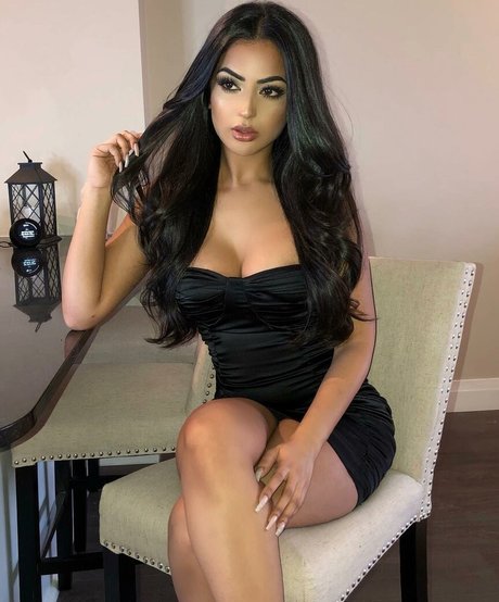 Aneeqa Farid modèle magnifique archive