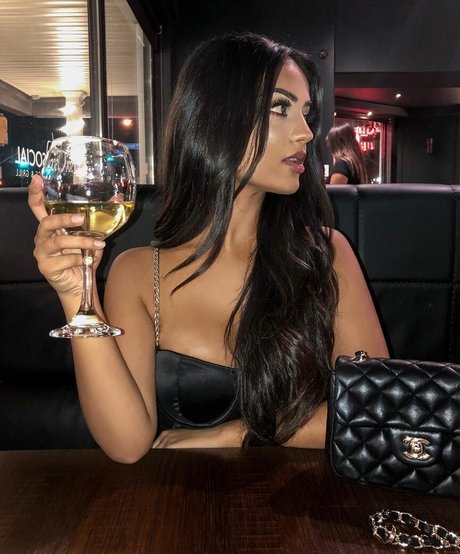 Aneeqa Farid modèle joli image