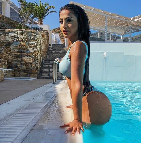 Aneeqa Farid modèle nu photo