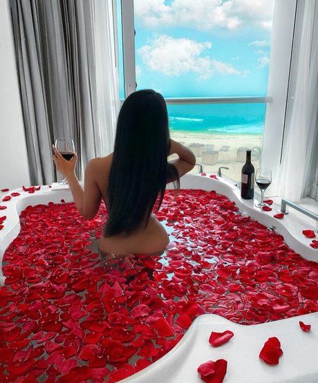 Aneeqa Farid haut modèle galeries