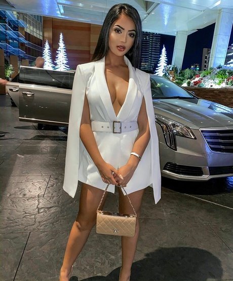 Aneeqa Farid modèle adulte archive