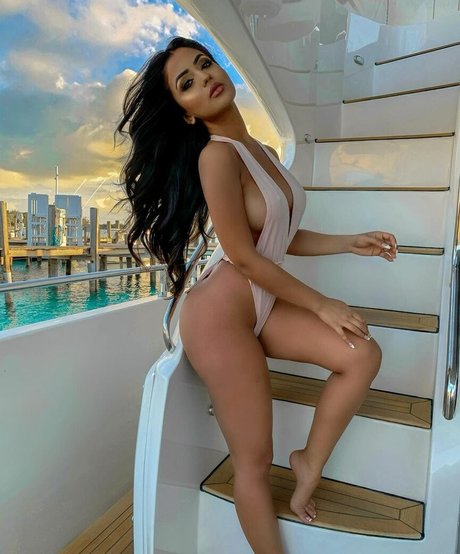 Aneeqa Farid étoile de l'art galerie