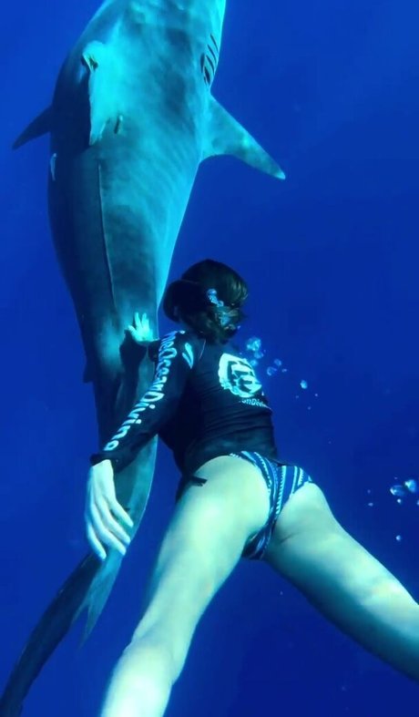 Nina Dobrev modèle joli archive