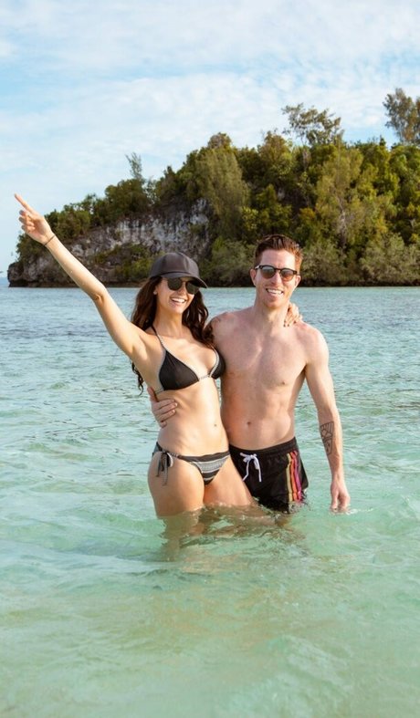 Nina Dobrev étoile chaude image