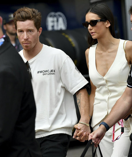 Nina Dobrev étoile sexy collection