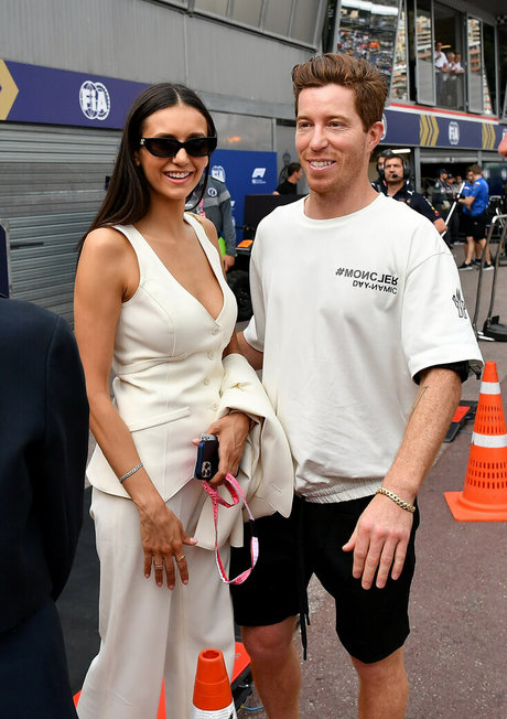 Nina Dobrev étoile de l'art galeries