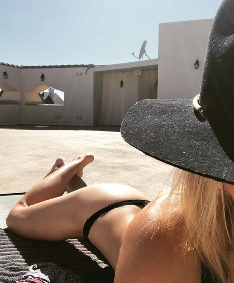 Laura Vandervoort étoile érotique galeries