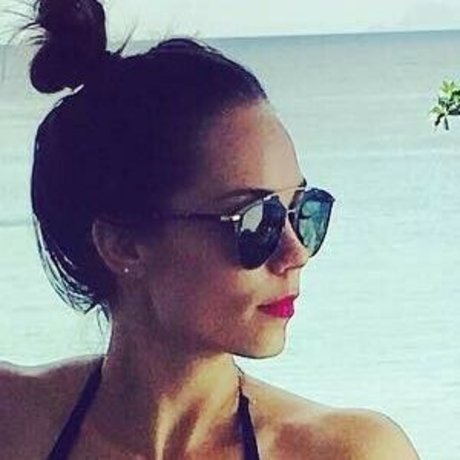 Laura Vandervoort étoile de l'art galerie