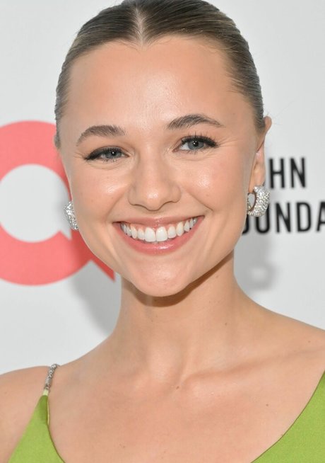 Madison Iseman actrice pornographique galerie