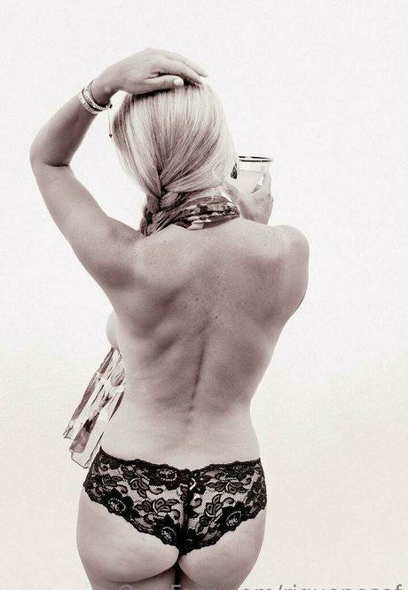 Tania Riquenes modèle adulte galeries