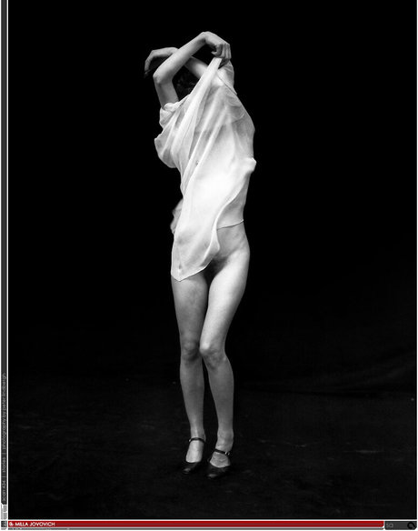 Milla Jovovich actrice érotique collection