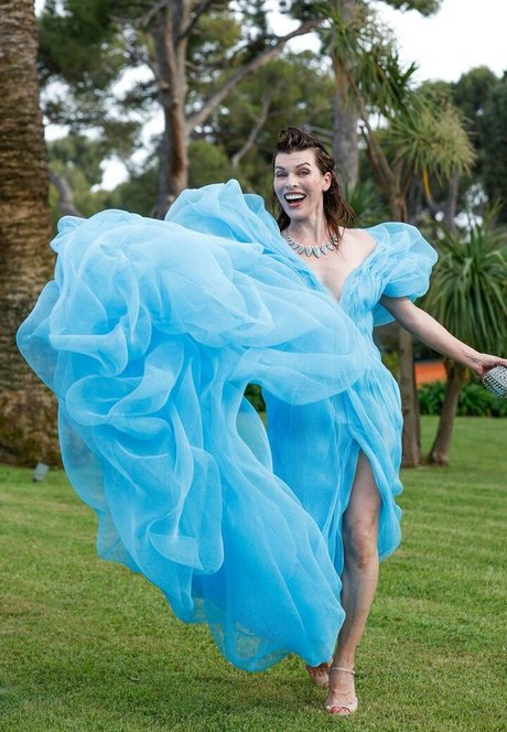 Milla Jovovich haut étoile archive