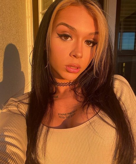 milf aux cheveux noirs onlyfans adulte érotique image