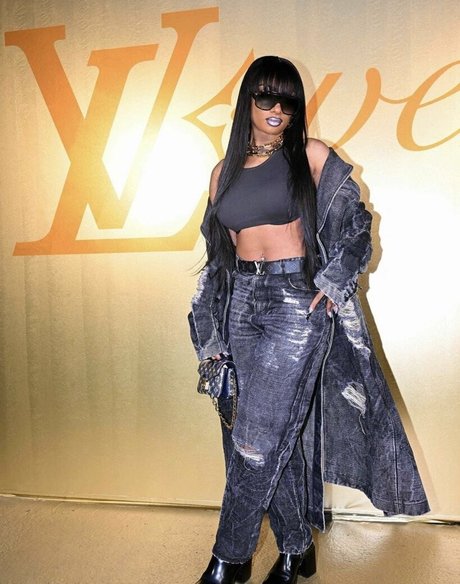 chaton courbé onlyfans bel adulte archive