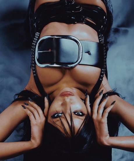 string gros cul onlyfans nu sympa images